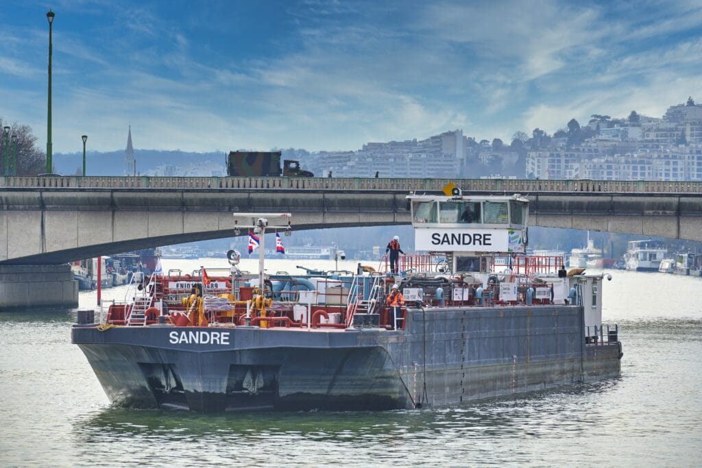 L'automoteur Sandre de la CFT navigue sur la Seine grâce au PUR-XTL d'Altens