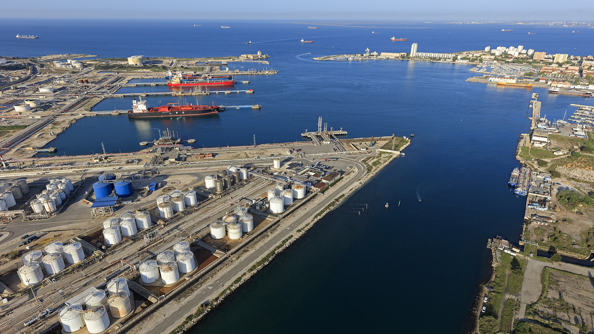 photo aérienne du port de lavera - marseille - photo camille moirenc
