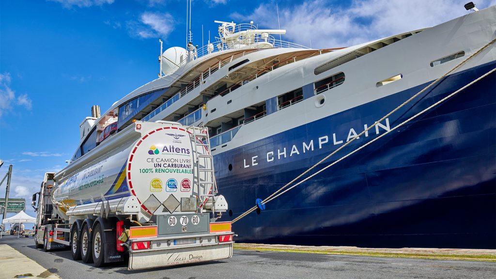camion de livraison de biocarburant Altens devant Le Champlain, navire de Ponant