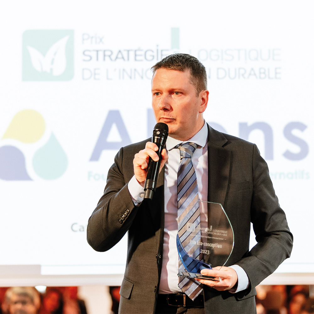 Etienne Valtel directeur général d'Altens recevant le prix stratégie logistique de l'innovation durable catégorie eco conception à eco class logistics