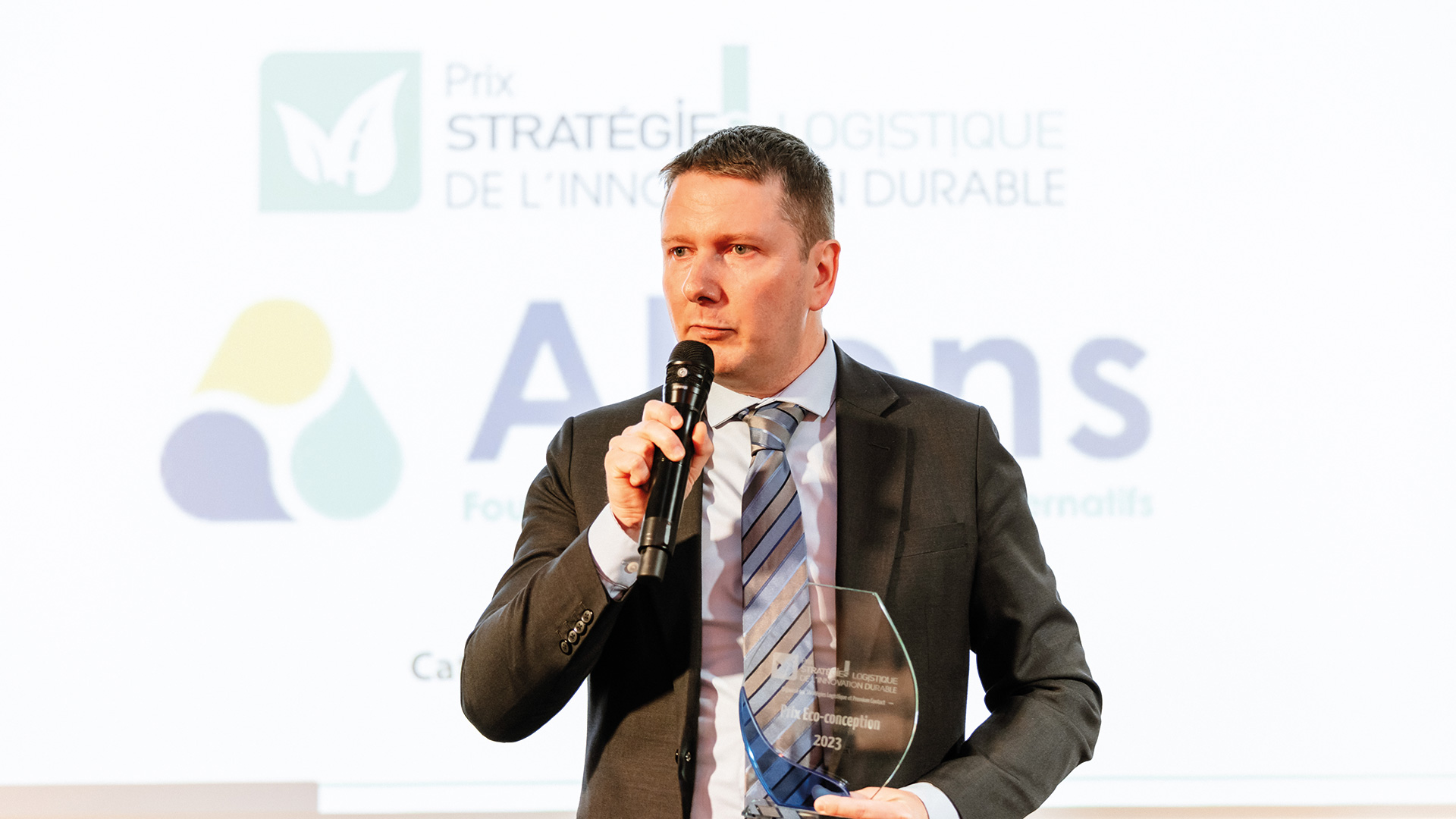 Etienne Valtel directeur général d'Altens recevant le prix stratégie logistique de l'innovation durable catégorie eco conception à eco class logistics