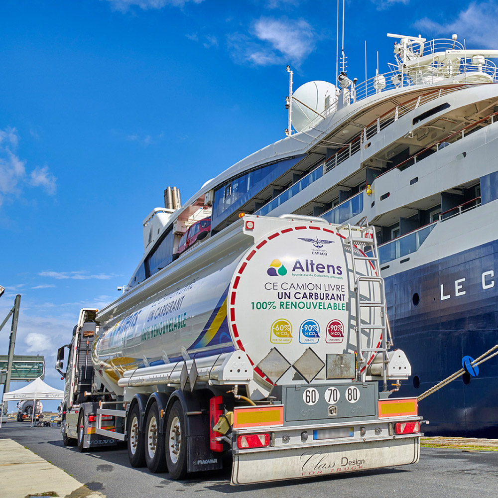 Photographie d'une livraison de biocarburant dans un port par Altens