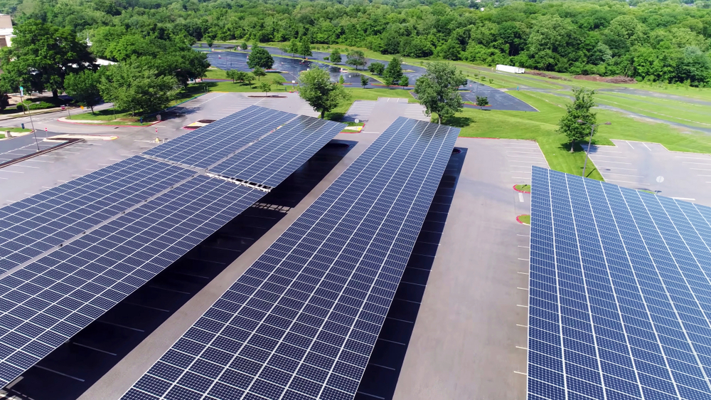 Photographie aérienne d'ombrieres photovoltaiques au dessus d'un parking