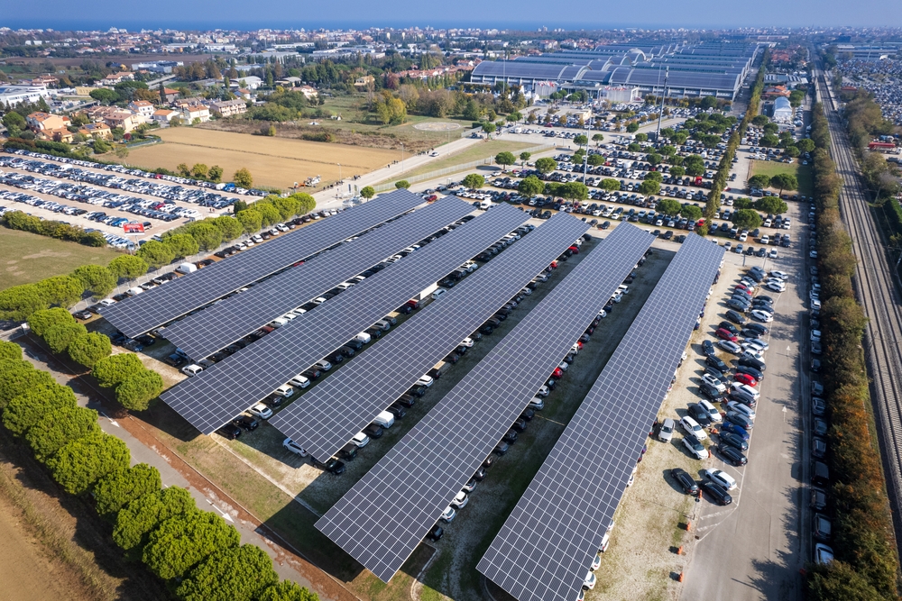 Photo aérienne d'ombrières photovoltaïques de parking