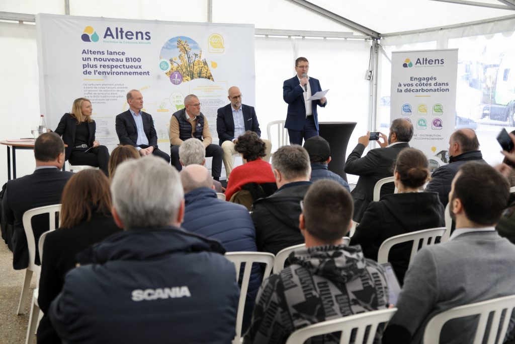 Présentation du nouveau carburant d'Altens le PUR100 bas carbone chez les Transports Seine-et-Maranis, premier transporteur bénéficiaire du nouveau biocarburant d'Altens