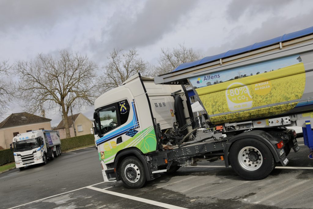 Camions des Transports Seine-et-Maranis, premier transporteur bénéficiaire du nouveau PUR100 bas-carbone d'Altens