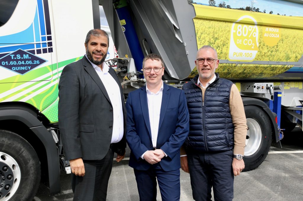 Mohamed Bennama et Etienne Valtel d'Altens et Nicolas Dhondt des Transports Seine-et-Marnais, premier transporteur bénéficiaire du nouveau PUR100 bas-carbone