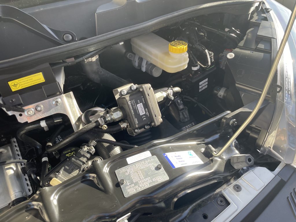 Capteur FluidBox Micro de SP3H, qui certifie en temps réel la nature du carburant utilisé et la réduction de CO₂ associée